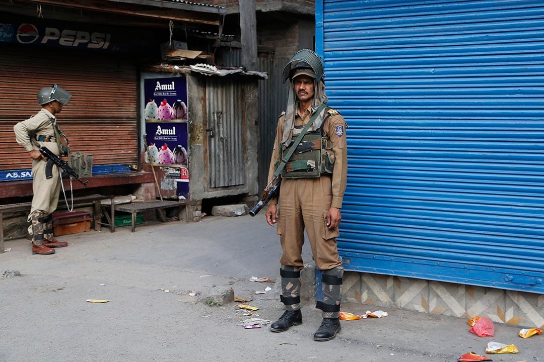 印度士兵在斯利那加的門禁時段中站崗。