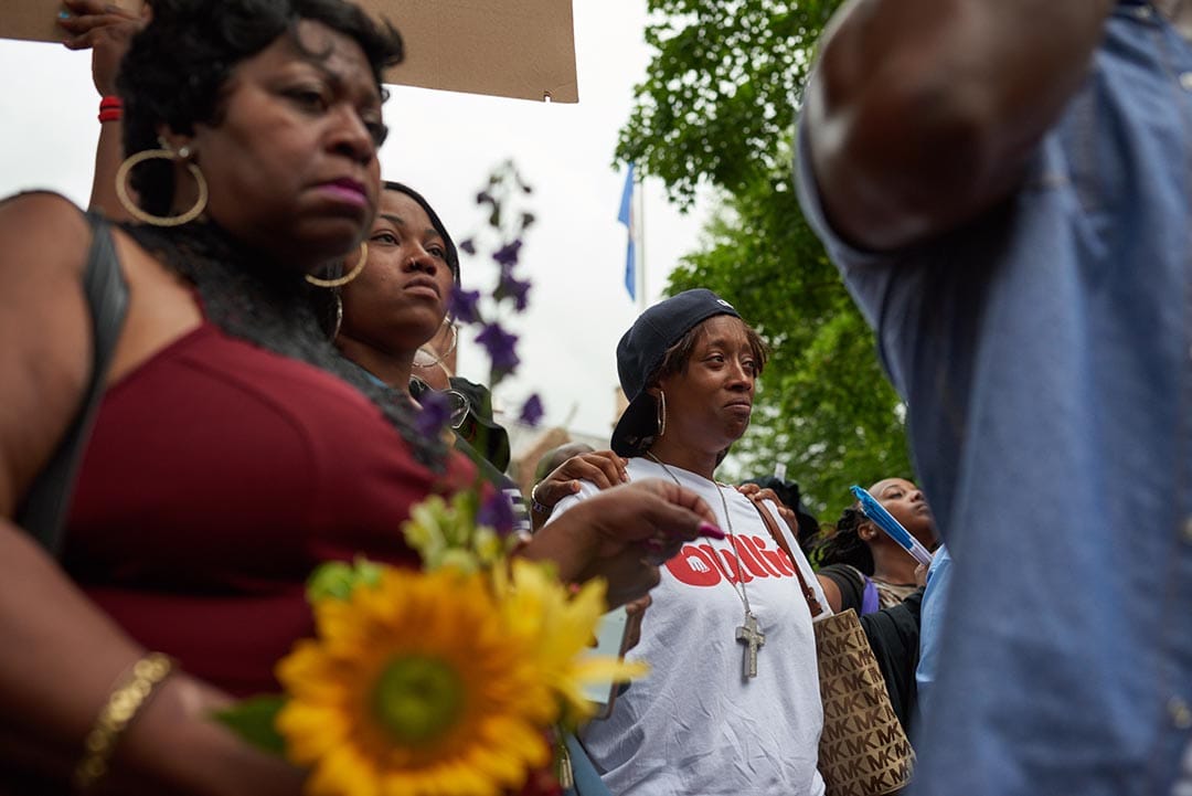 卡斯蒂尔(Philando Castillo)的女友Diamond Reynolds,在他生前工作的学校出席悼念活动。