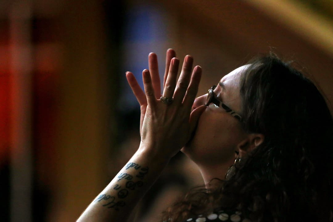 弗吉尼亚州汉普顿市民为多宗枪击死者祈祷。