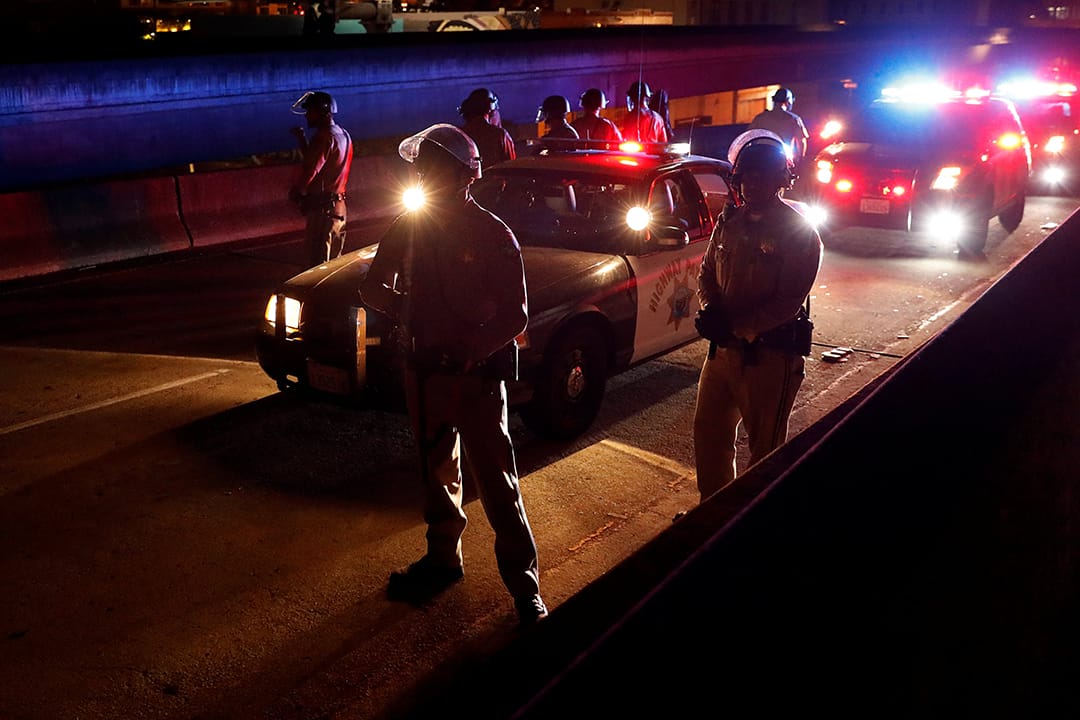 示威者在加州奥克兰880公路抗议。