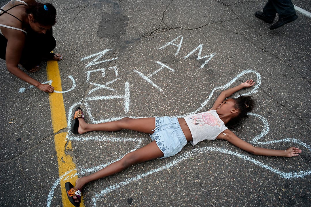 示威者在明尼苏达州圣保罗市州长官邸外抗议警察。