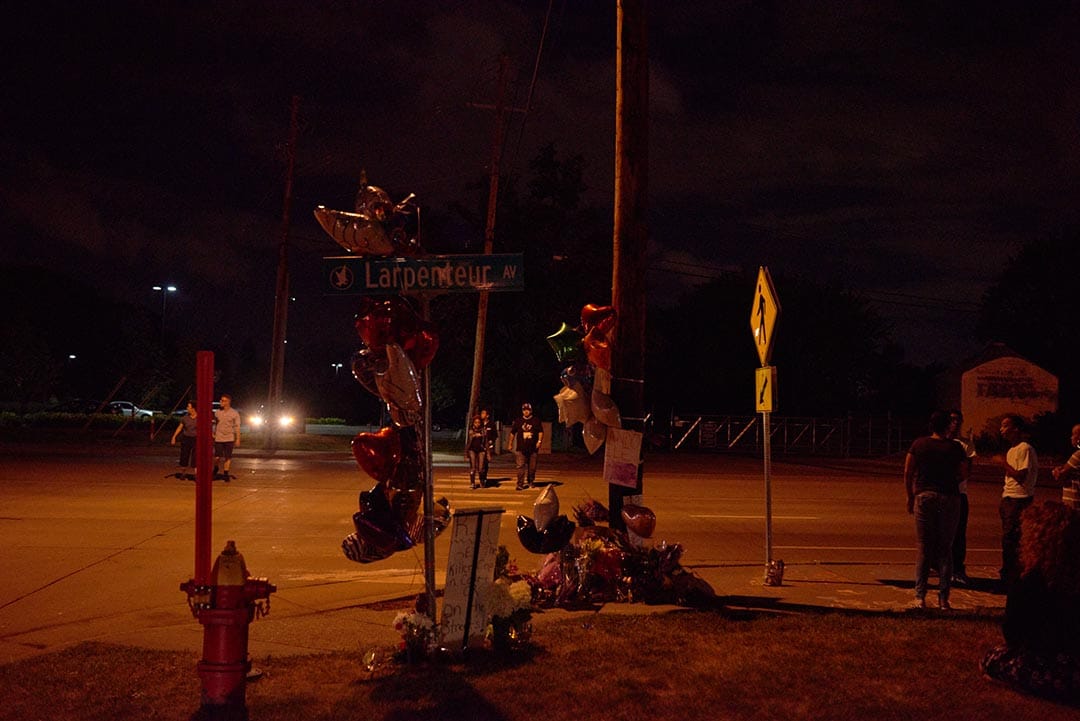 市民摆放鲜花与气球悼念卡斯蒂尔(Philando Castile)。