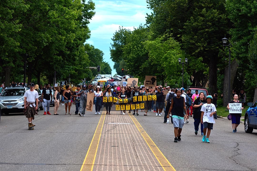 明尼苏达州市民走上街头示威。