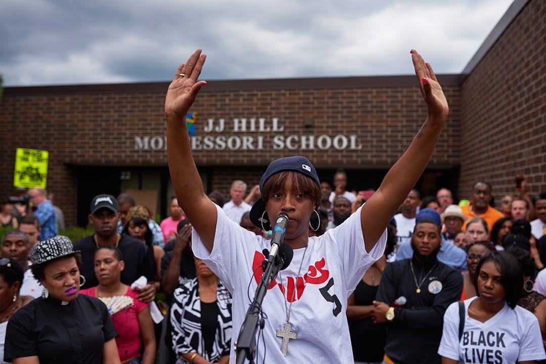 卡斯蒂尔(Philando Castile)的女友Diamond Reynolds,在他生前工作的学校为他举行守夜活动。