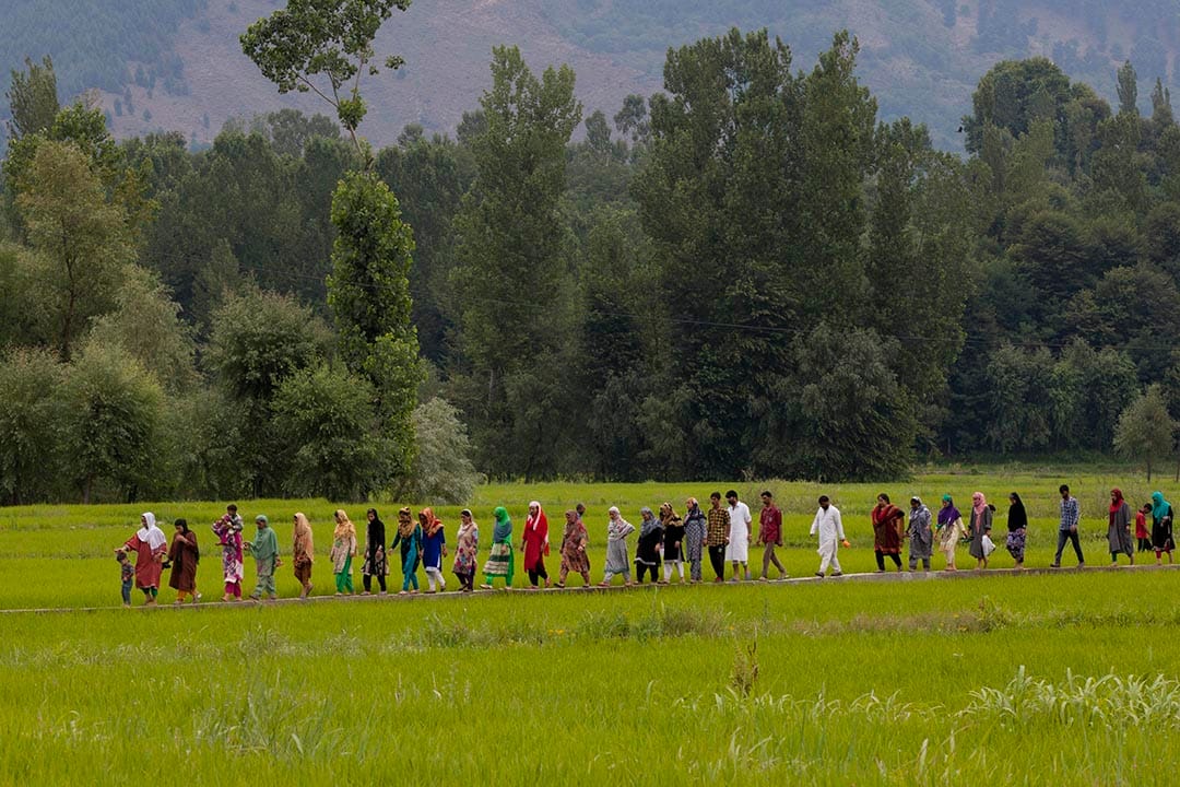 喀什米爾人步行前往參加最大反抗軍領袖Burhan Wani的葬禮。