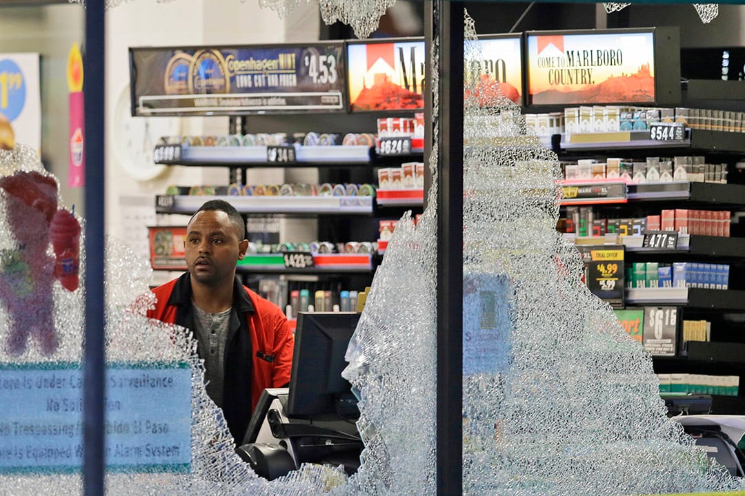 达拉斯枪击案后清晨,警方在现场调查。