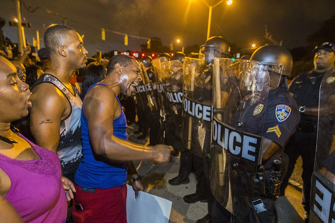 洛杉矶示威者和警员对峙。