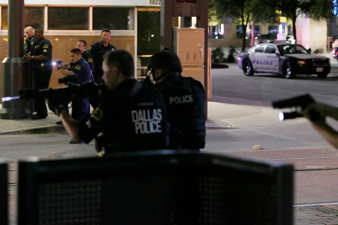 达拉斯警察在市内展开追捕。