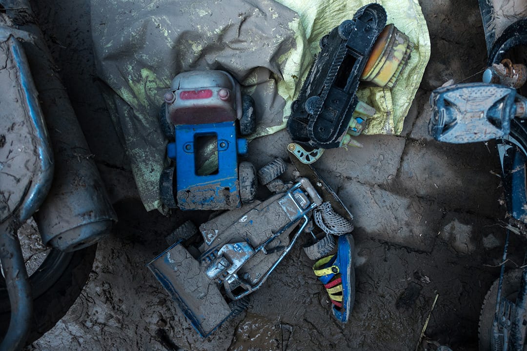 大賢村村民高浩一，在洪水中死去且屍體已找到，死時六歲，這是在他家找到的玩具車。