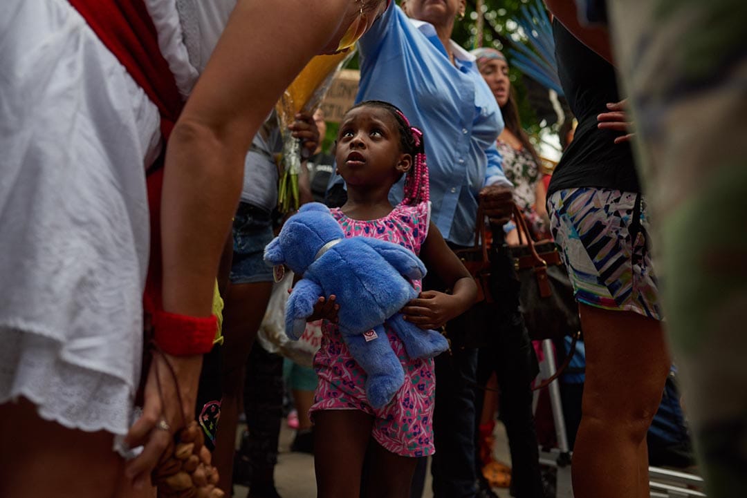 卡斯蒂尔(Philando Castile)的四歳女儿,在他生前工作的学校出席悼念活动。