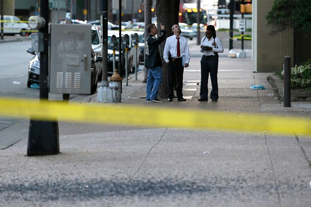 达拉斯枪击案后清晨,警方在现场调查。