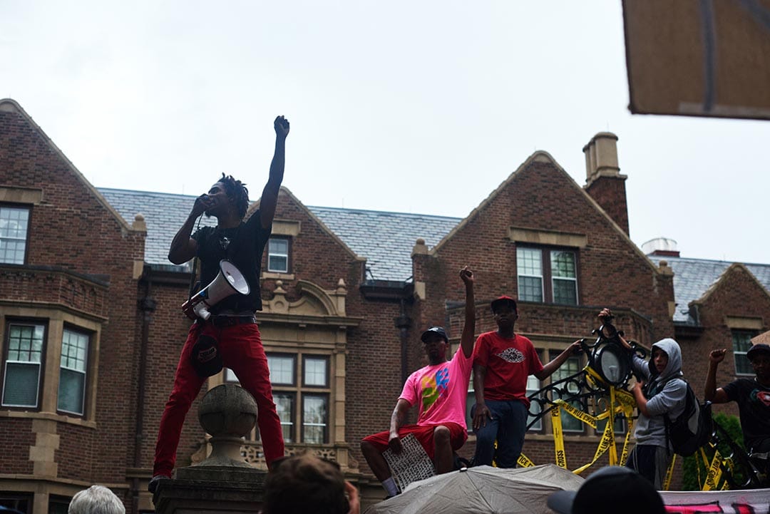 明尼苏达州市民走上街头示威。