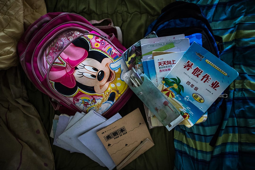 思源學院災民安置點，14歲的方莉莉和11歲的方浩浩在洪水來到要逃跑時，書包就放在家門旁的桌子上，爸爸說：「趕快背書包！」他們就背著書包逃出去。