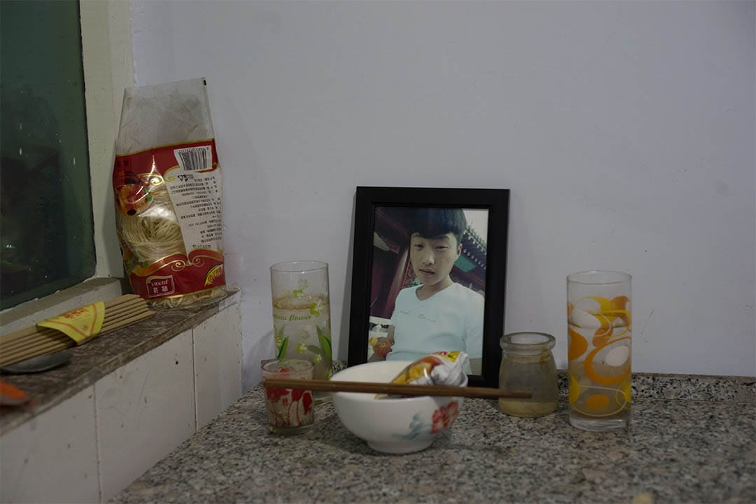 來自河北蔚縣的烈士董澤鵬，在他家的一角，擺放著他的遺照，家人經常懷念這個孩子。