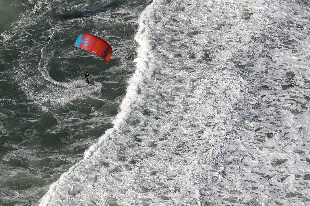  2016年7月31日，一个滑浪风帆选手正准备开始练习。