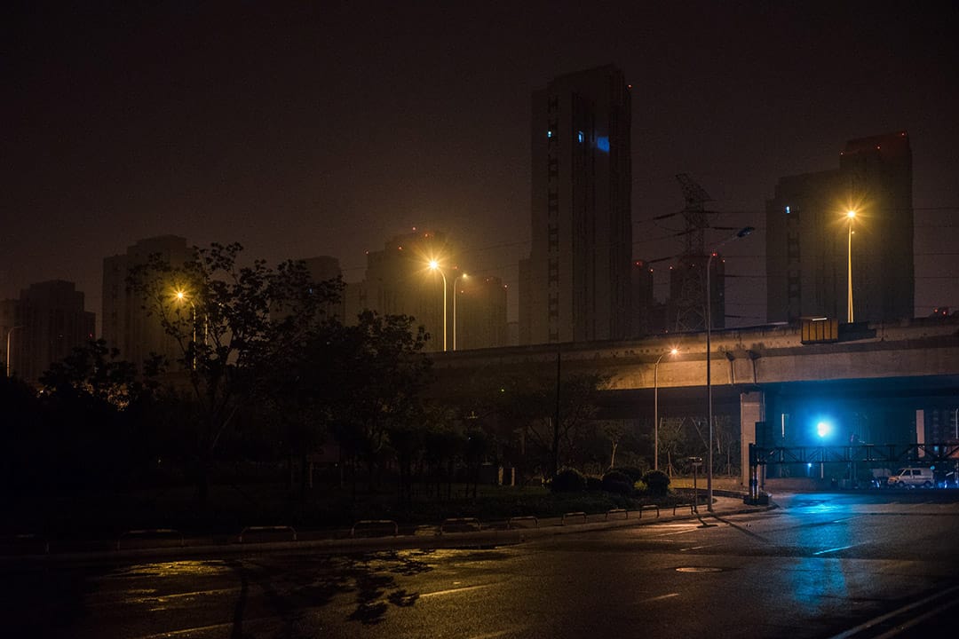 2016年7月底,海港城1期,距离爆炸点最近的小区已经陆续恢复的外观。夜里只有一户亮灯,此刻回迁率并不高。