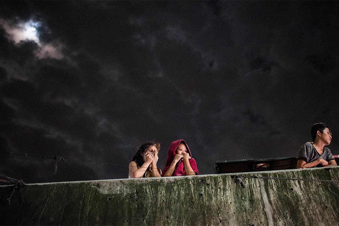 2016年8月18日，菲律賓馬尼拉，該區居民旁觀警方的緝毒行動。