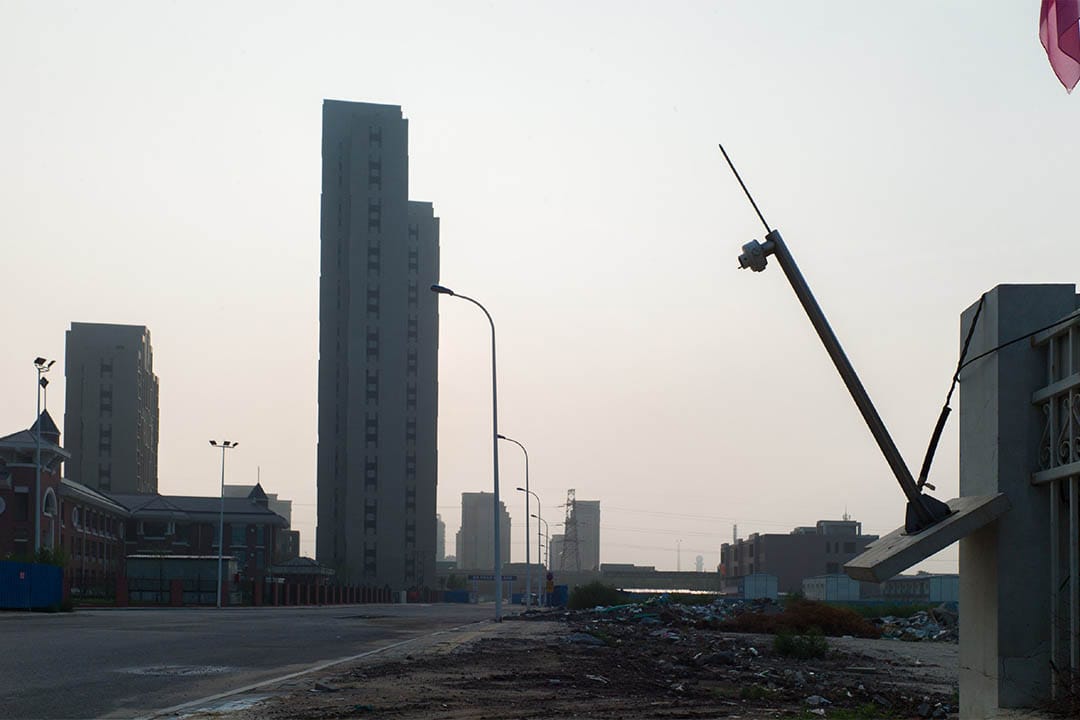 離爆炸點最近的兩棟居民樓，附近是等待驗收的小學，周圍的環境在逐漸恢復中。