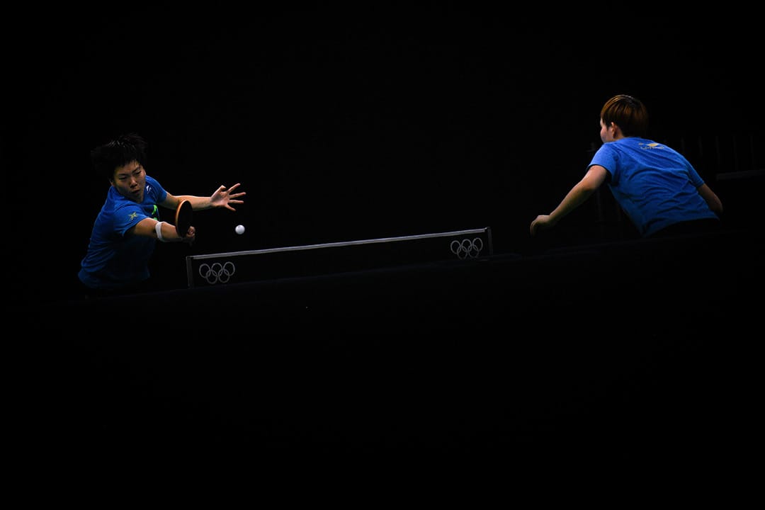 2016年7月30日，中国乒乓球选手李晓霞、丁宁在练习。