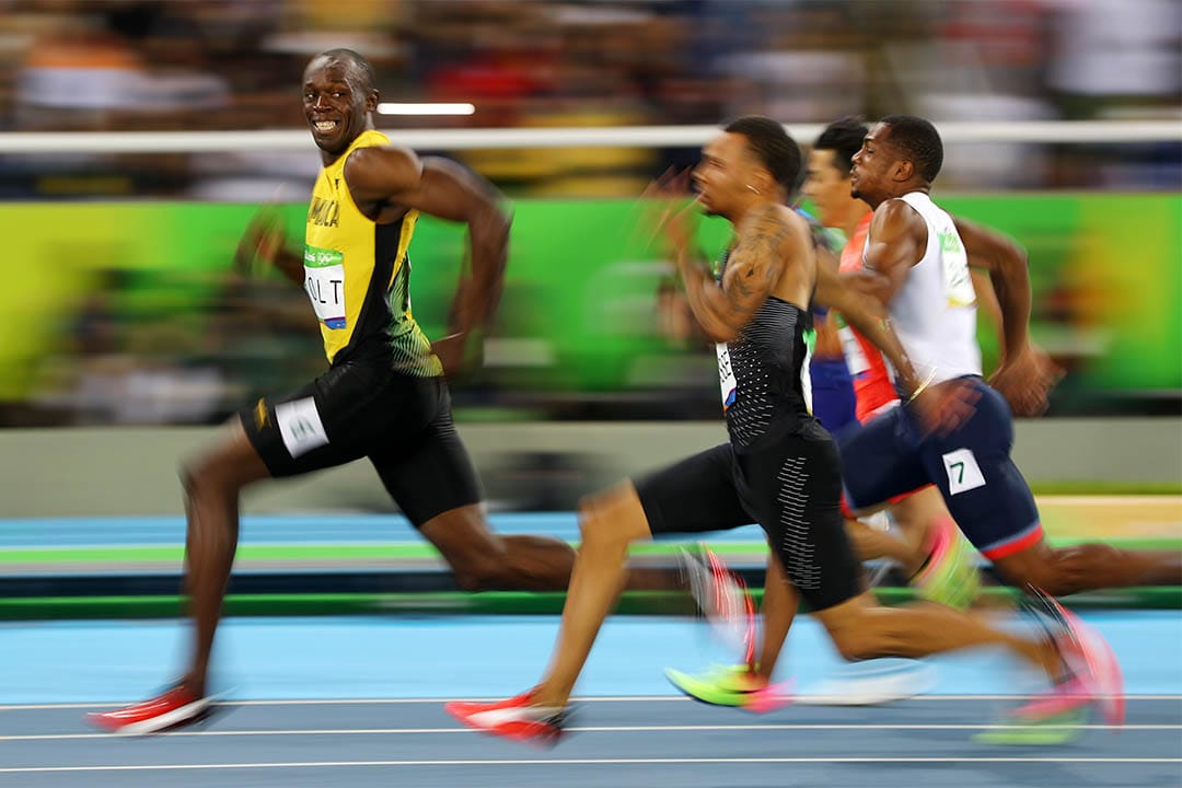 2016年8月14日，保特于男子100米短跑准决赛中作赛时，回头看身后的对手。 