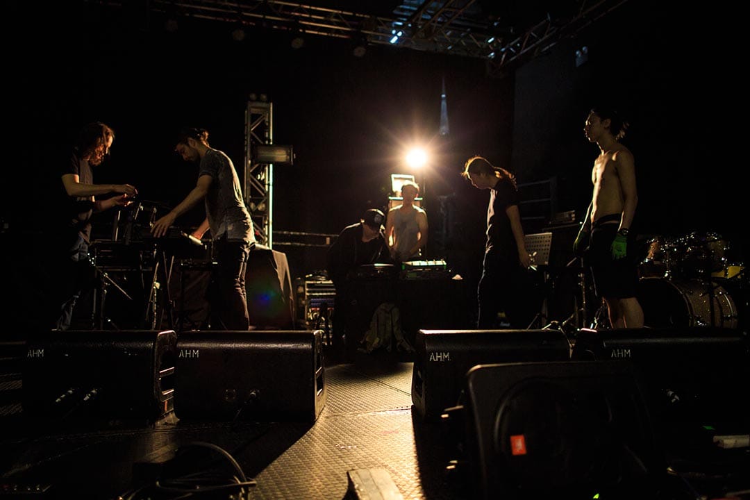 2016年6月23日，九龍灣國際展貿中心，Hidden Agenda成員與外國樂團工作人員在搬運器材，為樂團表演預備。