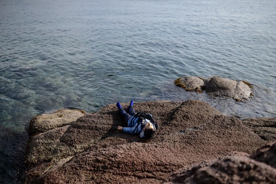 2016年1月30日，由土耳其開到希臘的船隻沉沒後，一個小孩的屍體漂到岸上。
