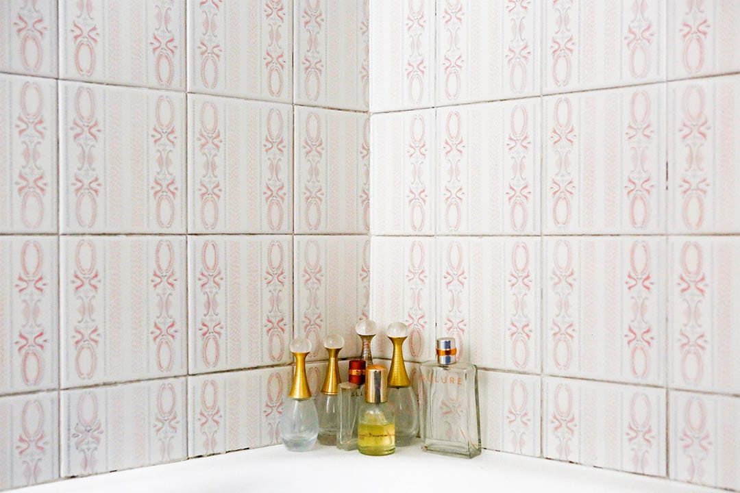 2015年2月5日，意大利科薩托，Marisa Vesco (Nonna) 放在浴室的香水瓶。 