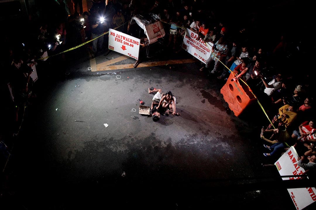 2016年7月23日，菲律宾马尼拉，在缉毒行动中，一个女子的丈夫据警察称被民众打死，女子抱著尸体痛哭。