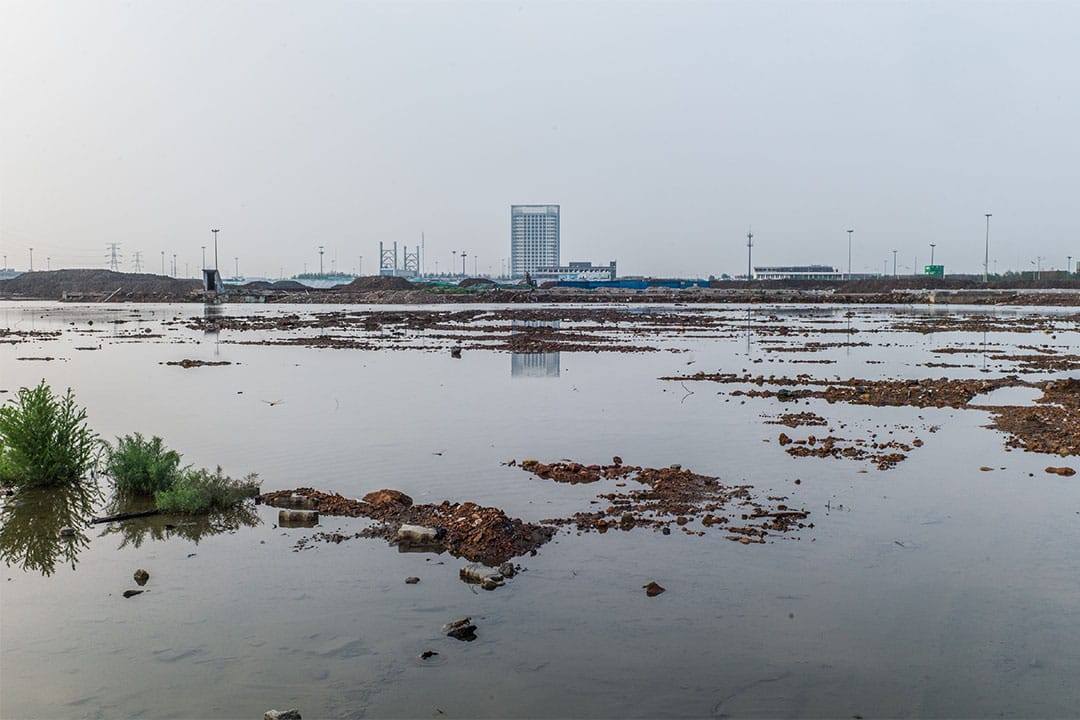 爆炸核心區，集裝箱早已清理完畢，現在猶如一片荒地。去年天津市政府表示未來將在此處建一座公園，同時承諾為犧牲消防員建紀念碑。