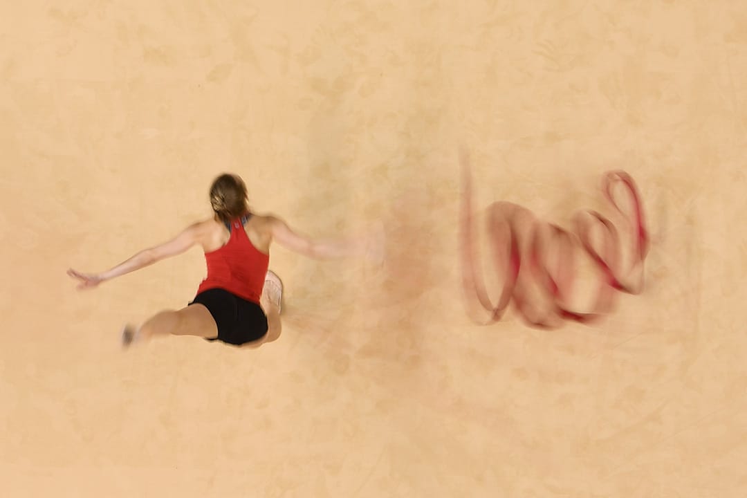 2016年4月20日，一个体操运动员正在练习。