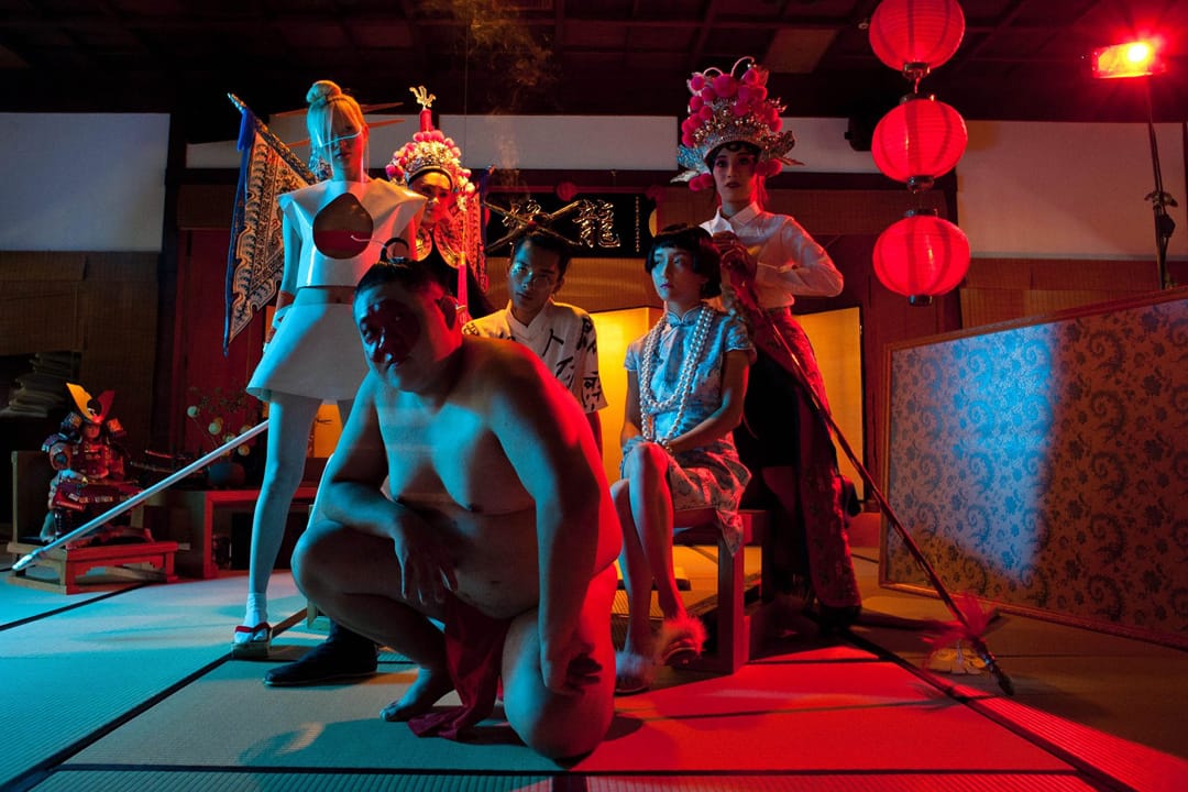 《修龙》影片中象征中国与日本文化交织的“鬼连邪娱乐场”。