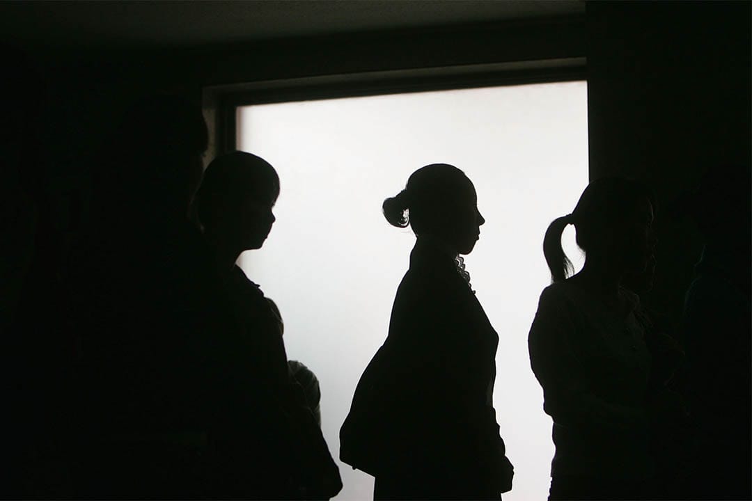 圖為一群女性正在排隊登記應徵一家航空公司的職位。