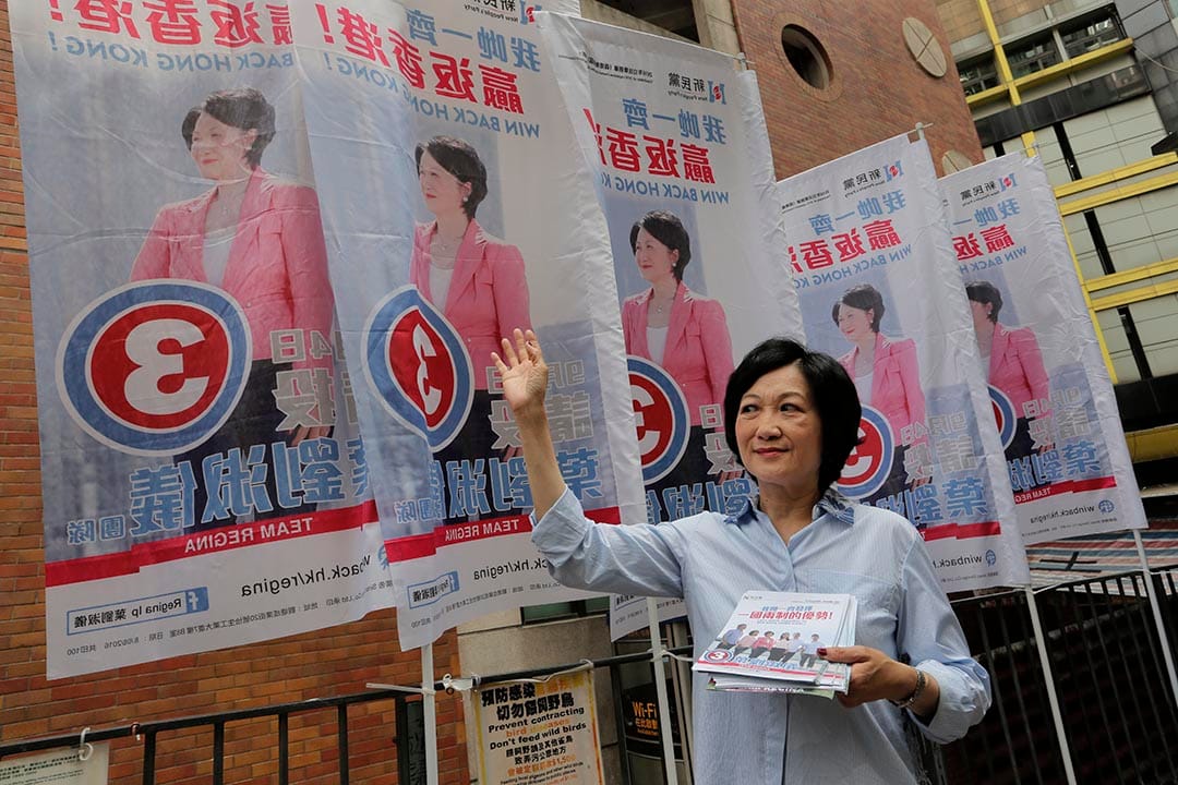 立法会选举新民党参选人在街上派发宣传单张。