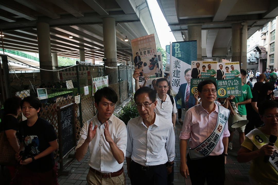 超級區議會候選人民主黨鄺俊宇與李柱銘及謝志峰等人在美孚拉票。