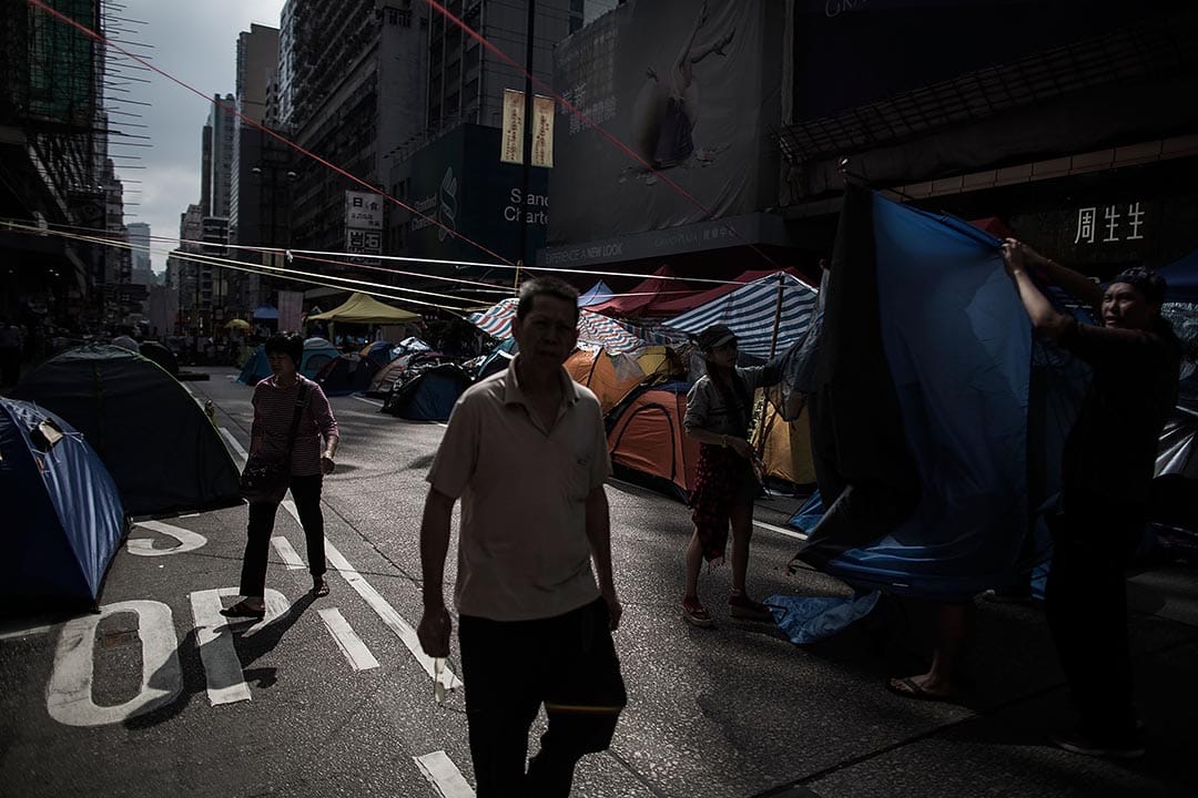 2014年11月10日，雨傘運動期間，示威者在旺角佔領區遊走。