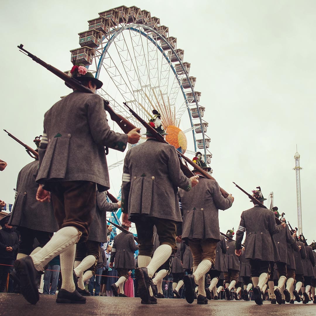 巴伐利亞樂隊和步兵協會的成員在啤酒節的第2天,參加一年一度的步槍兵的遊行。