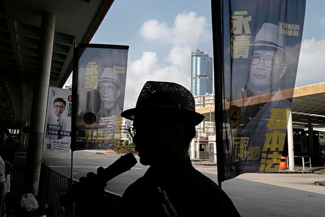 一位立法会选举参选人在街头演讲。