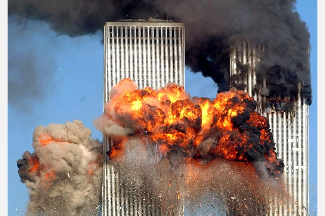 2001年9月11日，被劫持客机撞向世贸中心，并发生爆炸。