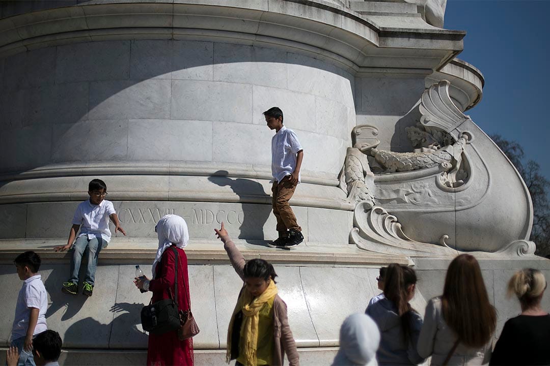 2015年4月7日,英國倫敦,人們在特拉法加廣場。