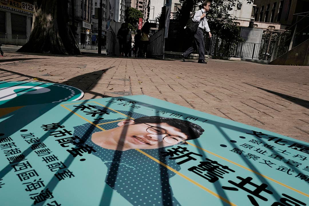  栏杆的影子映在香港众志的宣传品上。