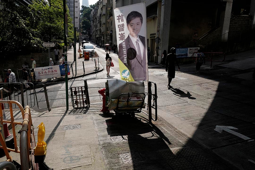  民主党的宣传直幡置放在十字路口上。