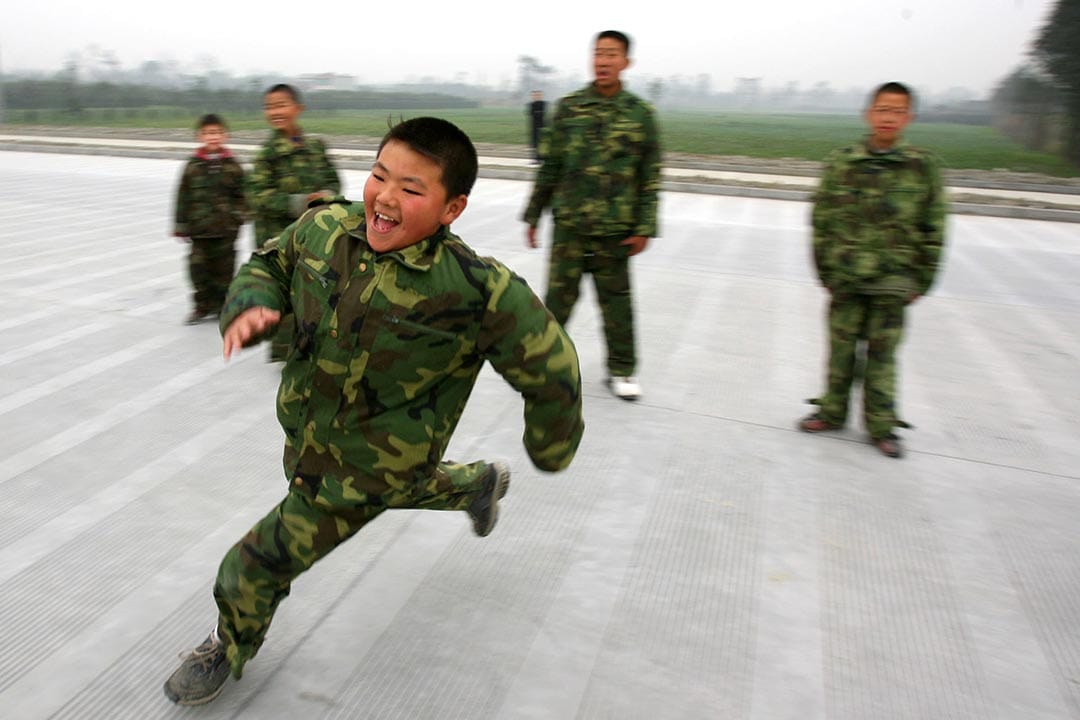 中國成都，徐向陽教育訓練工作室的學生在進行戶外訓練期間玩遊戲。