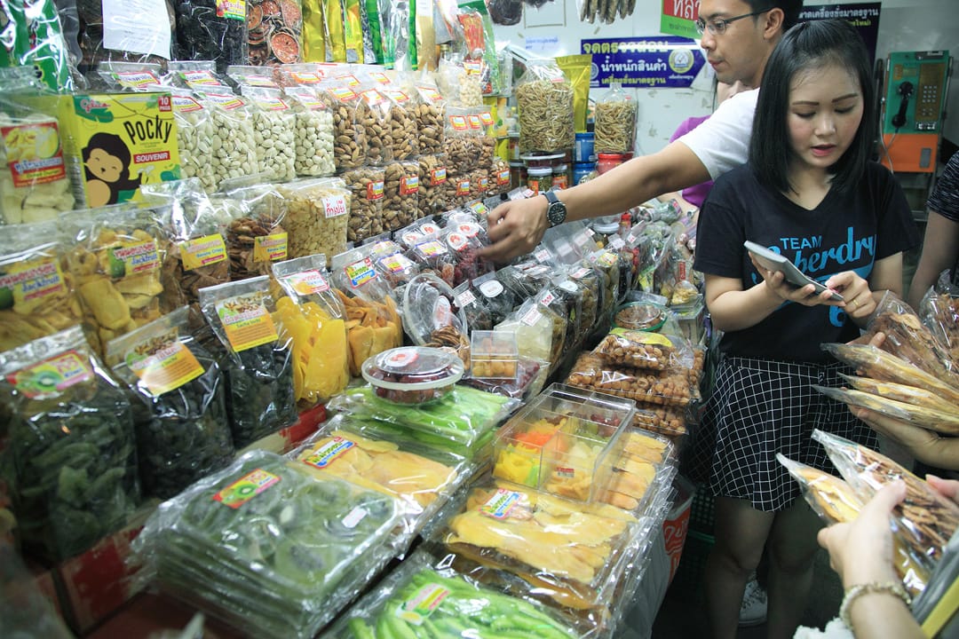 瓦洛洛市場一樓主要販賣觀光客喜愛的各式果乾蜜餞和零嘴乾糧。