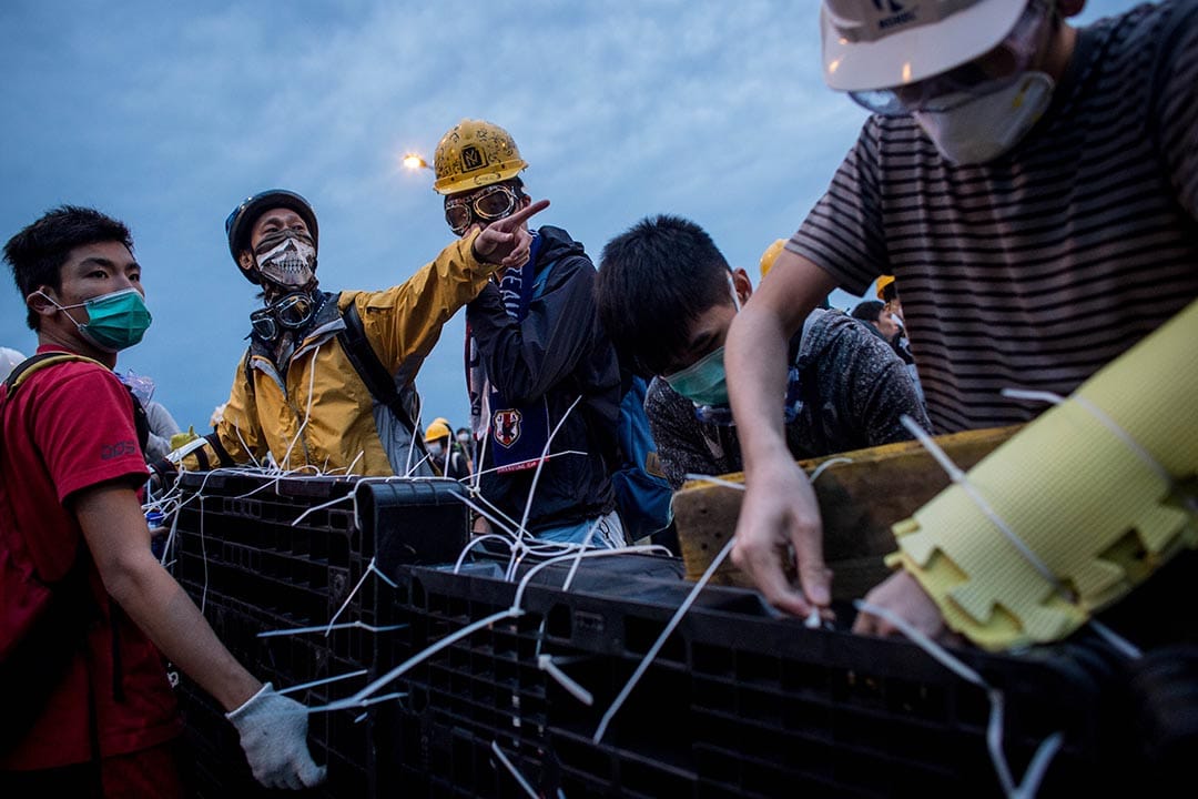 2014年12月1日,雨伞运动期间,示威者在龙和道架设路障。