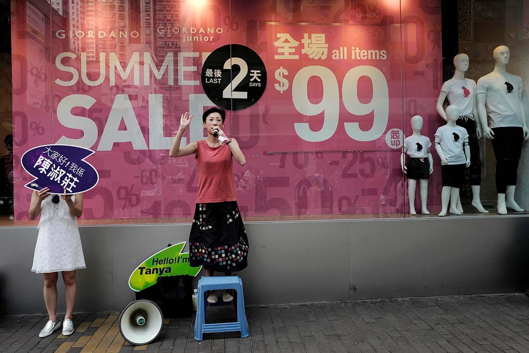 立法会选举公民党参选人在街头宣传。