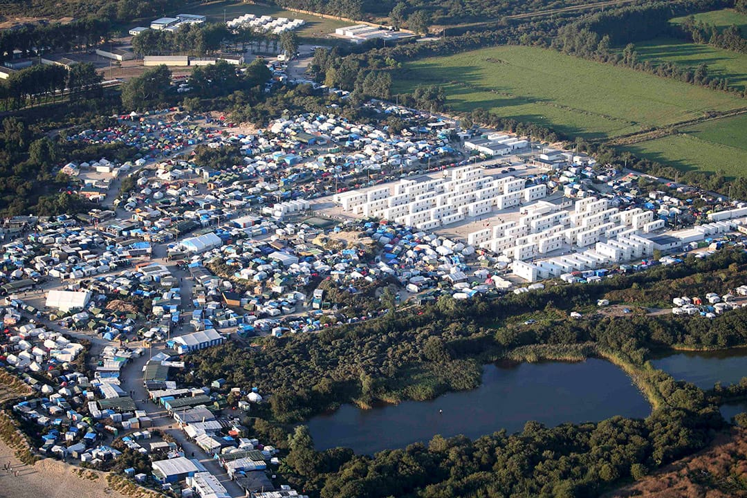 加莱港附近在道旁搭建简易棚屋或帐篷,形成了被称为“丛林”的难民营。
