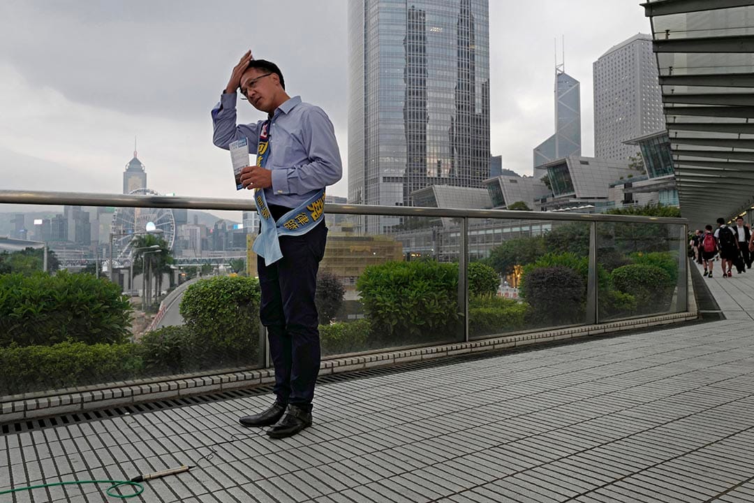  一名独立参选人于宣传期间整理头发。