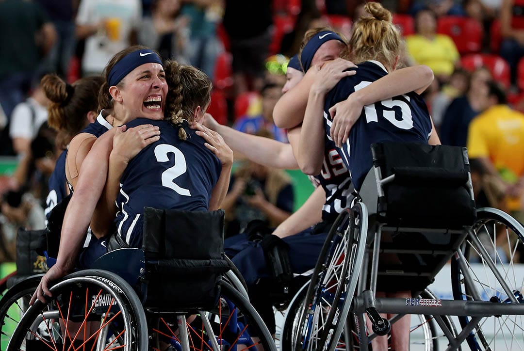 美国队赢得女子轮椅篮球决赛后激动拥抱。