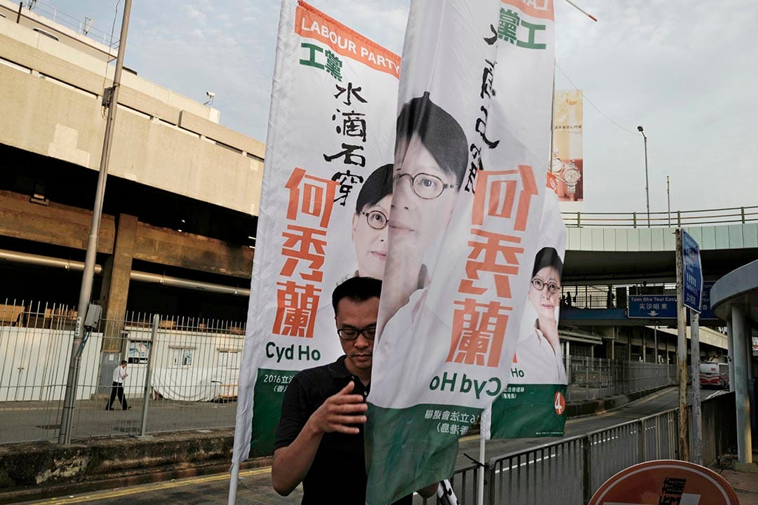 工党支持者在街头挂起宣传直幡。