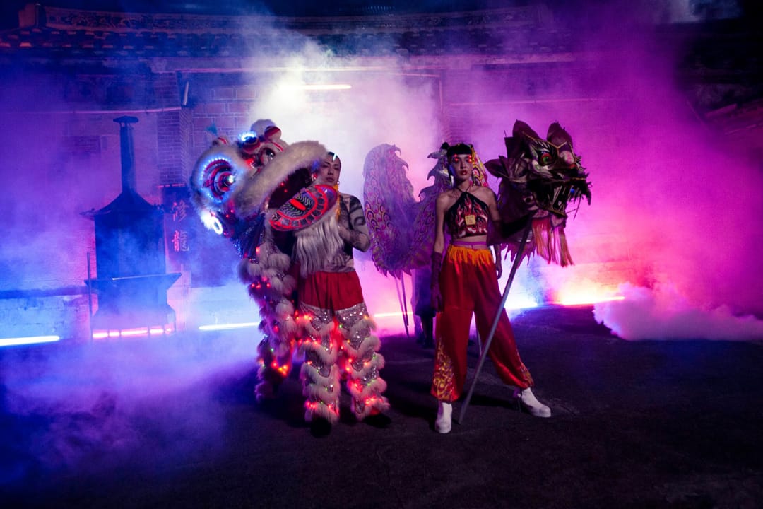 《修龙》影片中炫光电音舞龙舞狮的“圣兽机动队”。